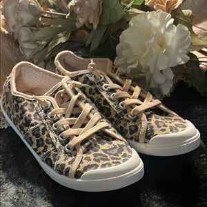 Blowfish Malibu Fleece Lined Leopard Print Canvas Cap Toe Sneakers Womens Size 8